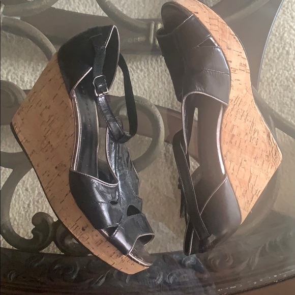 ❄️WINTER SALE PRICE $20❄️ Cute Wedge Sandal - Picture 5 of 6